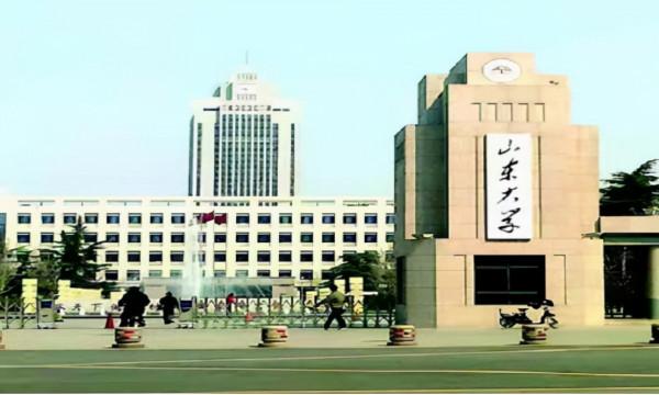 山東大學再出輿論,背景牆上出現“錯別字”,網友:英語課白上了 山東大學再出輿論,背景牆上出現“錯別字”,網友:英語課白上了