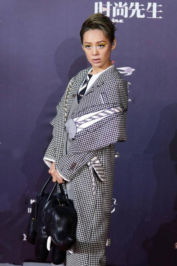 明星造型“尷尬史”:有人像荷包蛋,有人醜似女巫,有人老10歲 明星造型“尷尬史”:有人像荷包蛋,有人醜似女巫,有人老10歲