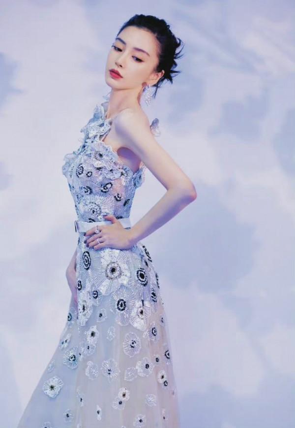 baby終於美回巔峰！穿雕花裙徹底大逆襲，行走顏霸終於坐不住了