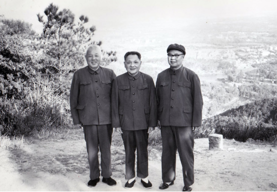 1975年周恩來病重，鄧小平主持工作，毛主席：葉帥提議的，我贊成