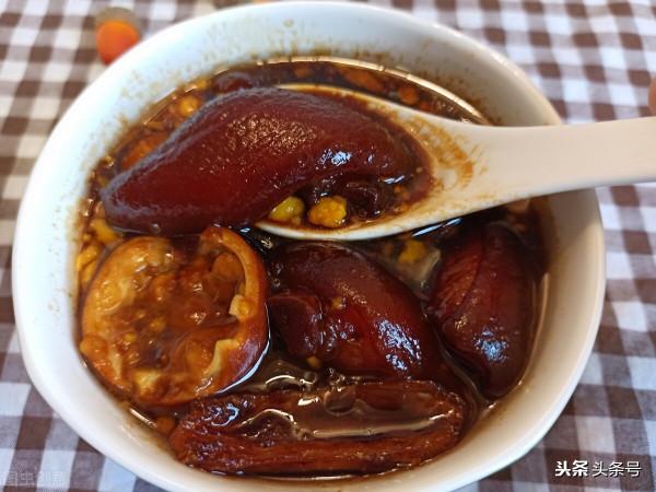 豬腳姜醋又稱豬腳姜、雞蛋豬腳姜，是廣東最具特色的滋補小吃