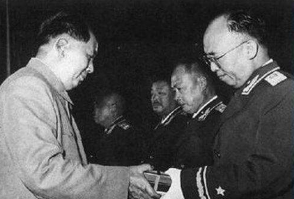 1971年開國上將復出當副手，沒有一人敢收，韓先楚：來我福州