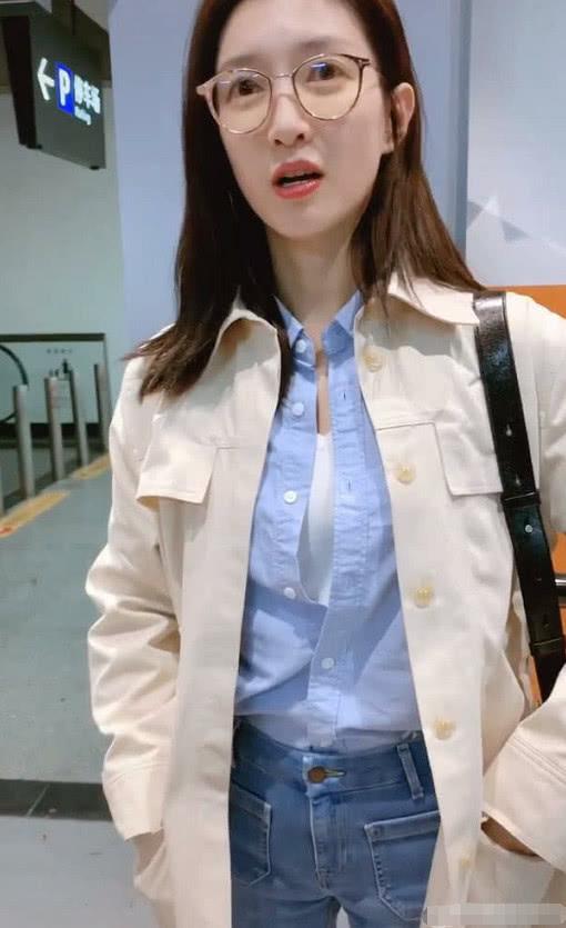 網友停車場偶遇江疏影，發現衣服釦子鬆了