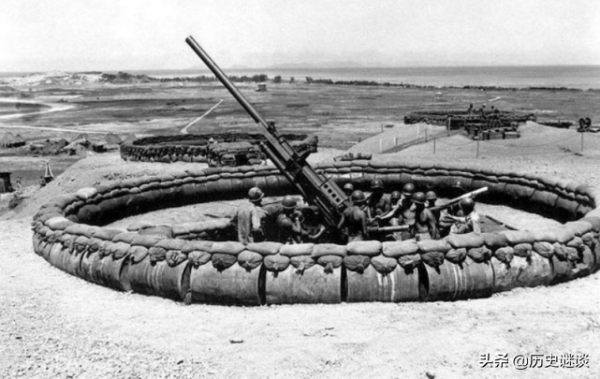 子彈明明打不穿坦克,為啥士兵還瘋狂向坦克掃射?換你也會這麼做 子彈明明打不穿坦克,為啥士兵還瘋狂向坦克掃射?換你也會這麼做