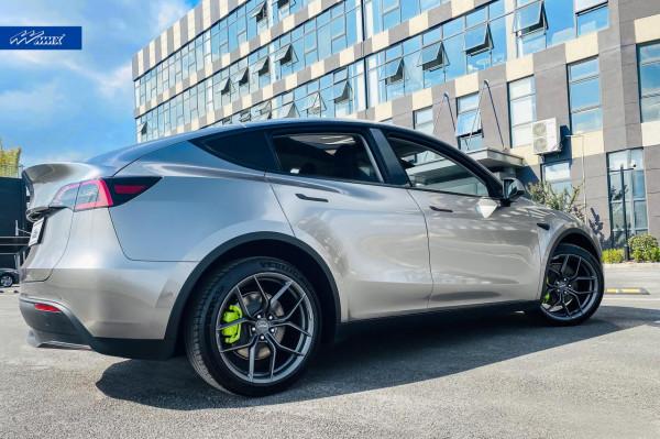 定製一雙MMX20寸跑鞋，特斯拉model y變帥了