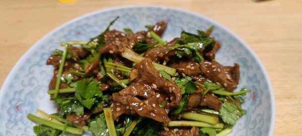 涼拌牛肉一口下肚，唇齒留香