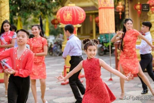 10歲精通5國語言！柬埔寨甜美混血小公主五官好夢幻，能歌善舞