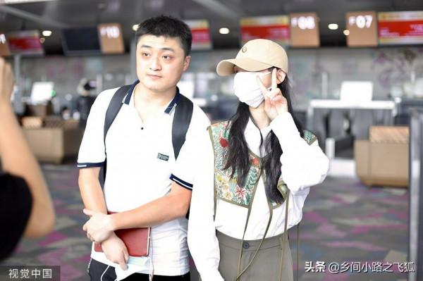 林允機場親切和男粉絲合影 白襯衫配高腰褲文藝少女 林允機場親切和男粉絲合影 白襯衫配高腰褲文藝少女