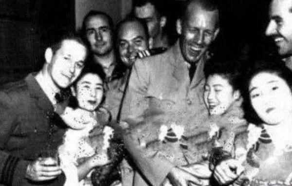 1931年，一名日本女人深夜在丈夫身邊割喉自殺，一年後釀成慘案