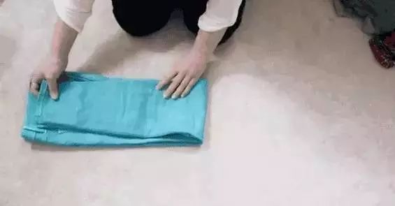 疊衣服這樣做最聰明，再多衣服也不怕→
