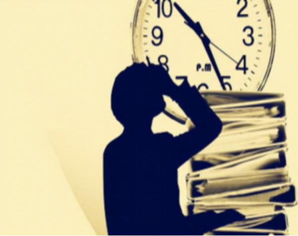 社會藍皮書：超八成青年月收入8000元以下，過半每天工作超8小時