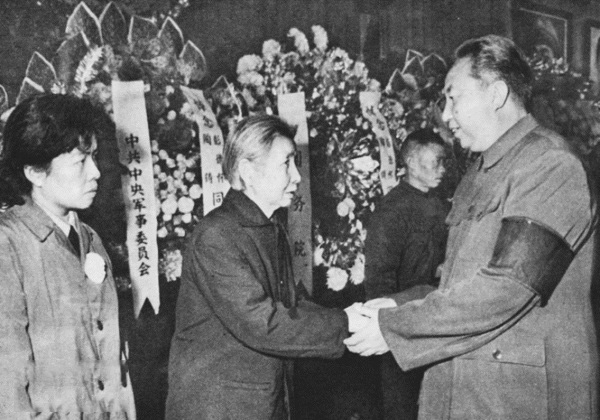 省委書記陶鑄到百貨商店巡查，遭售貨員看不起，他說：你被開除了