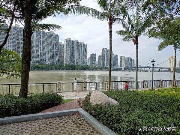 歷經一番驚險刺激的操作，小鉤成功博大魚一條……