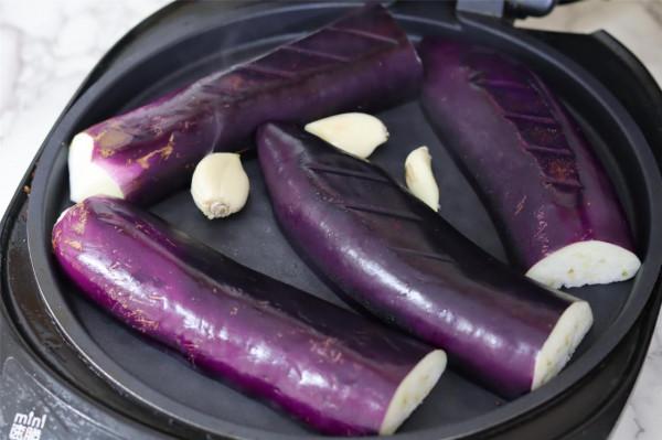 我家做涼拌茄子，不用上鍋蒸，茄子不變色，水汽少，入味好吃