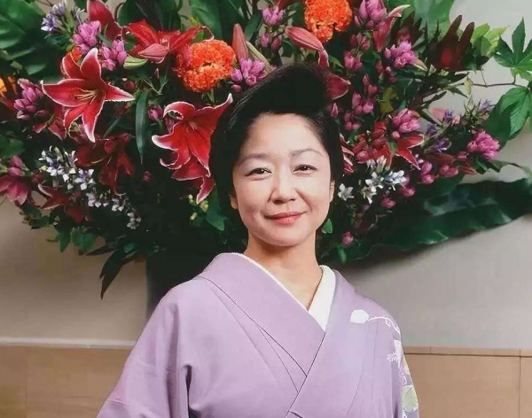 日本第一媽媽桑:名校畢業入行32年,56歲穩坐頭牌堪稱公關教科書 日本第一媽媽桑:名校畢業入行32年,56歲穩坐頭牌堪稱公關教科書