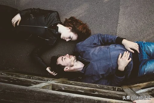 她是他的合夥人，也是他發小的妻子，直到發小因公殉職-下