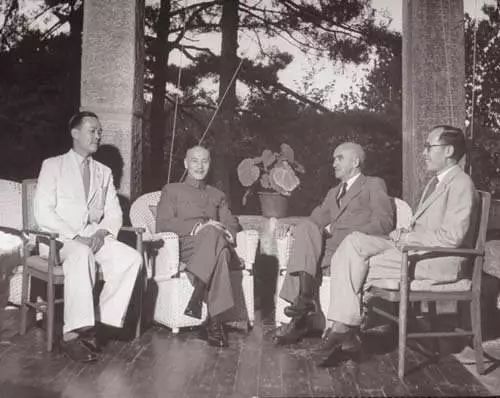 “孤立戰”的尖峰對決，毛主席棋高一著：要使我們的人多一些