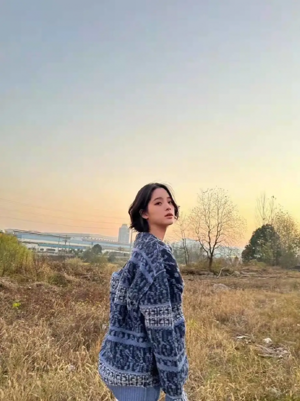 內娛女明星真的拼，在雪地裡穿露肩連衣裙