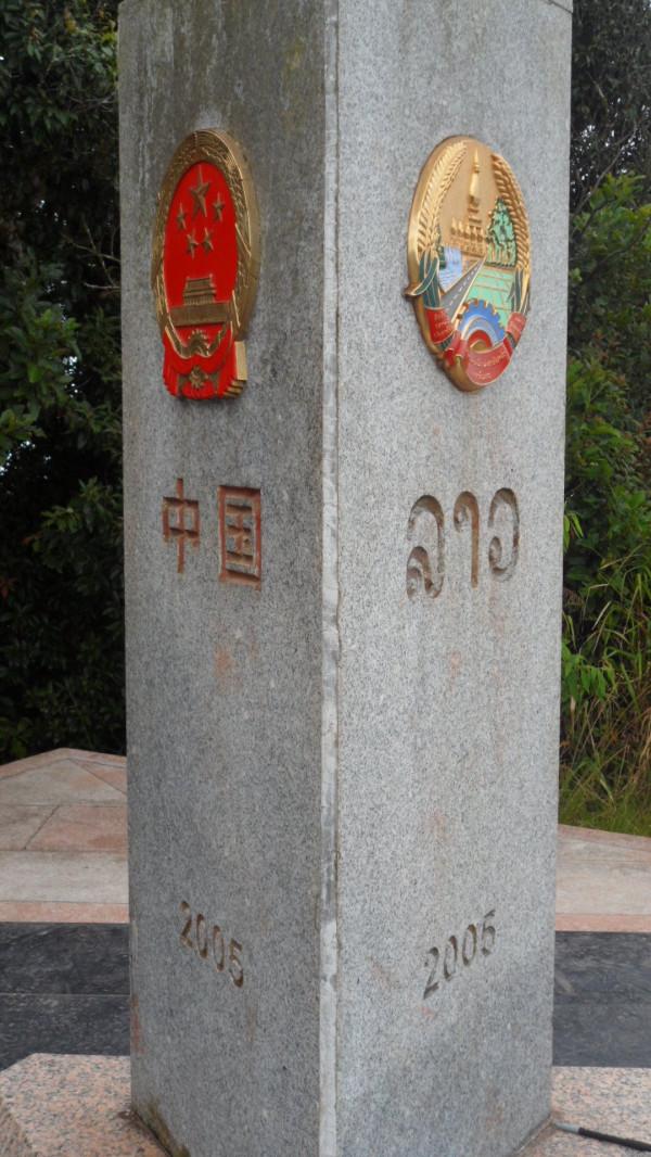 小夥徒步探秘深山三國邊境，險些踏空跌入懸崖，幾乎沒遊客到過