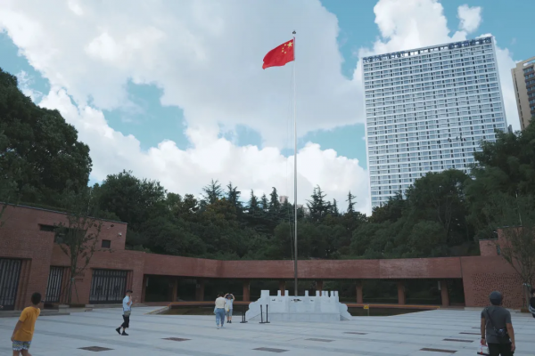 這輛“百年限定”的紅色巴士，今年特別值得坐上一坐