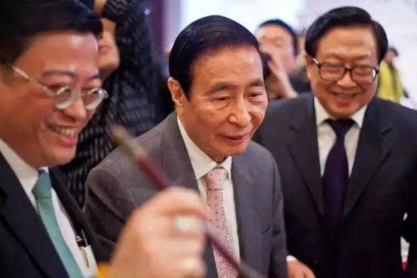 李兆楠：倆哥哥成千億富豪，他卻在老家打工，被贈200億分文不取