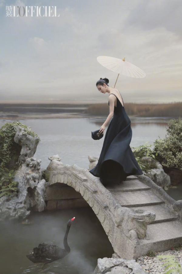 趙麗穎古風大片美回巔峰！長裙搭斗篷比女俠颯氣，絕美容顏太搶鏡