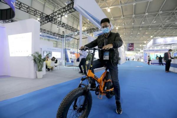 風靡歐洲的電踏車、5G技術加持的可穿戴裝置……長三角科交會上哪些產品最酷炫? 風靡歐洲的電踏車、5G技術加持的可穿戴裝置……長三角科交會上哪些產品最酷炫?