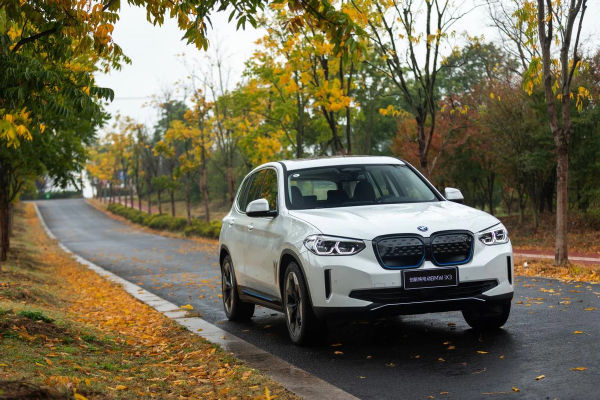 30多萬買純電車，是買特斯拉撐面子還是選擇更實用的寶馬？