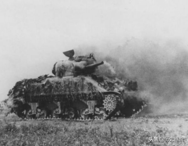 子彈明明打不穿坦克,為啥士兵還瘋狂向坦克掃射?換你也會這麼做 子彈明明打不穿坦克,為啥士兵還瘋狂向坦克掃射?換你也會這麼做