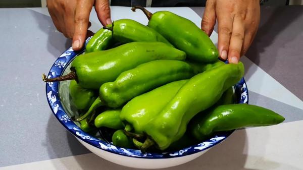 辣椒鍋裡蒸一蒸，作用拿錢買不到，奶奶偷教妙招，可惜懂的人不多