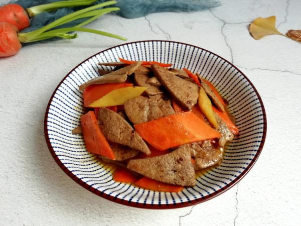 教你營養好吃的胡蘿蔔炒豬肝，補鈣養血又能解饞，怎麼都吃不膩