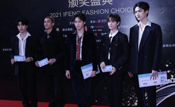 鳳凰網時尚盛典：陳數寶刀未老袁冰妍白到發光，孫一文豔壓眾明星