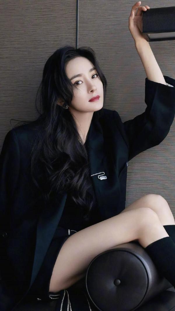 絕世美人楊冪，今日率性迷人，氣場全開，沉醉在你的魅力之中