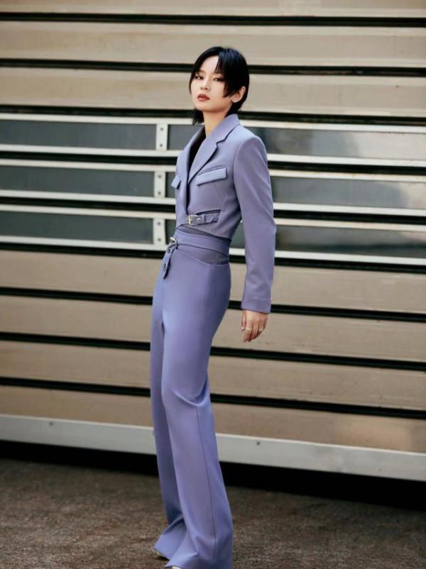 周筆暢穿冰藍色西裝，又帥又酷，還顯腿長