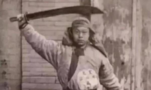 晚清照片：廢墟中的一家老小與官員一家 不滿10歲的一家3口