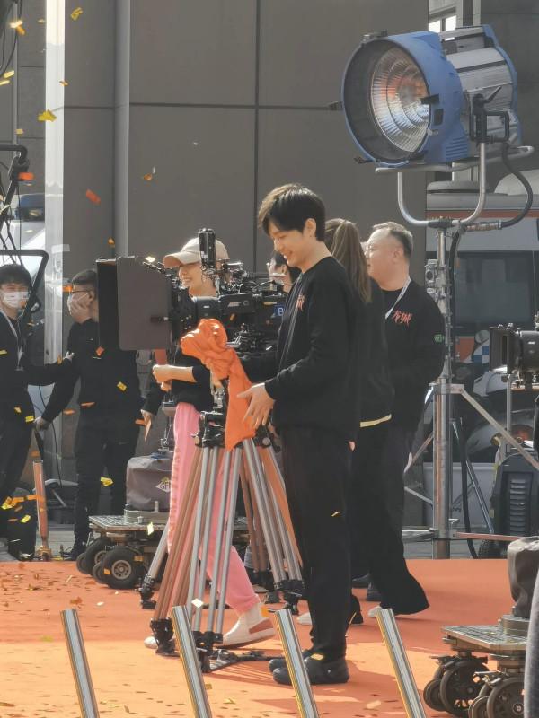 45歲馬伊琍和小14歲小鮮肉拍新戲！特意裝嫩現身，穿休閒裝太減齡