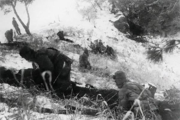 志願軍連長髮明“三朵花”，40人幹掉800人，美軍誤以為是高科技