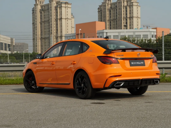 大尾翼+真排氣，年輕人專屬的運動家轎，10萬出頭就能買