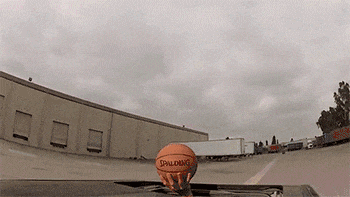 眼力測試！如果你看到的是一群人在游泳，那趕緊去看醫生吧