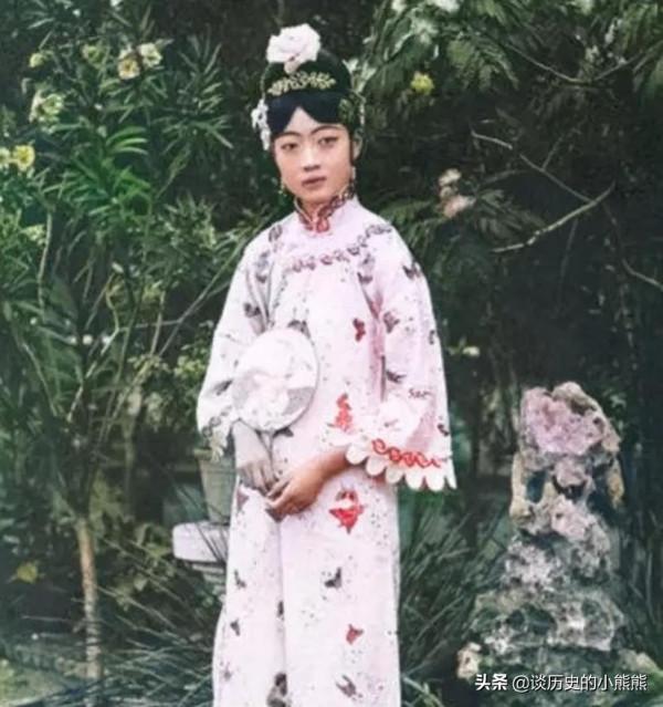 百年前生活何模樣？末代皇后婉容令人唏噓，川島芳子與丈夫合影