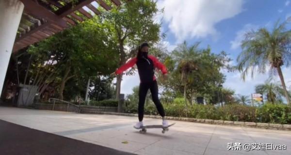 郭晶晶罕見秀滑板,穿運動裝配修身長褲差點摔倒,小腿肌肉好發達 郭晶晶罕見秀滑板,穿運動裝配修身長褲差點摔倒,小腿肌肉好發達