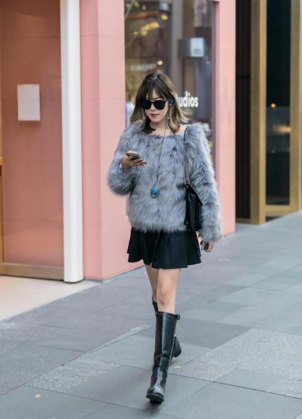 看街拍 識包包：YSL爆款-黑色Niki 9組秋冬穿搭示範