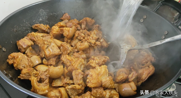 廣式羊肉煲正宗做法，掌握好關鍵一步，皮爽肉香味美，越吃越過癮