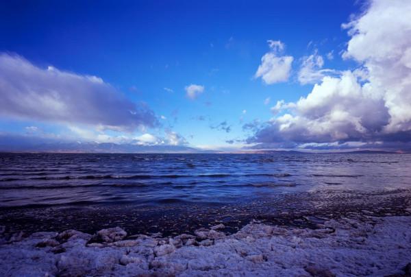 它被冠以“鬼湖”之名，為何卻又吸引大量內地遊客前往？