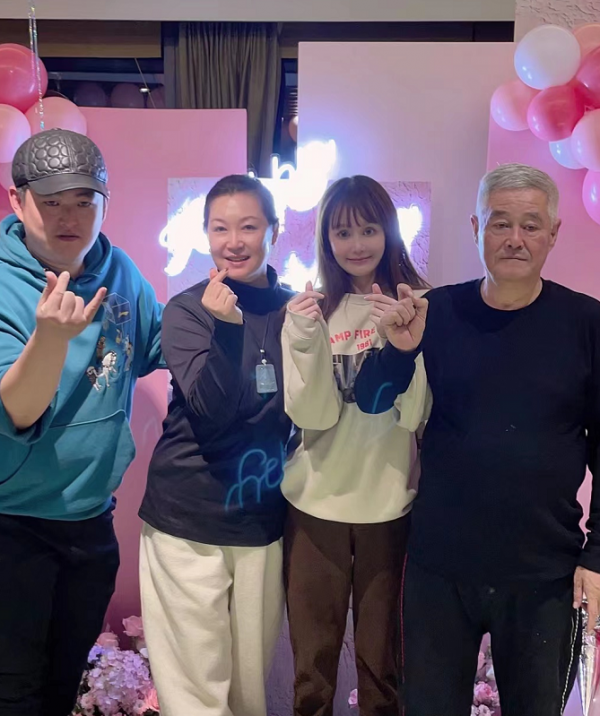 趙本山二婚子女同臺表演！球球表情自信，趙一楠卻動作拘謹很忸怩