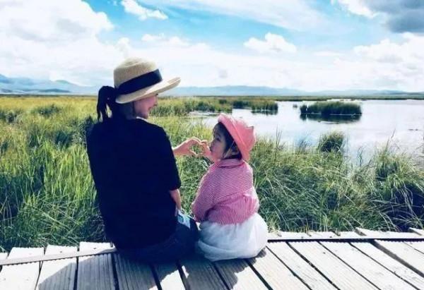 趙薇女兒“小四月”因顏值太高，被全網禁止整容，現在變啥樣了？