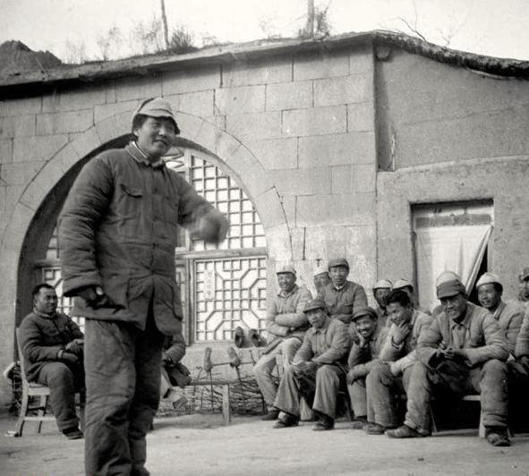 47年，蔣介石來到延安，在一口窯洞問村民：毛澤東跟你說過話嗎？