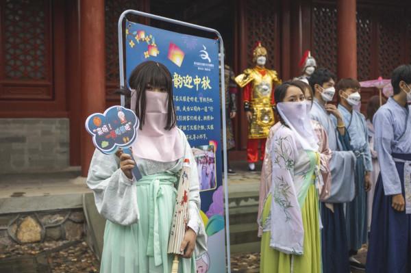 霏霏細雨中，香山滿目國風漢服