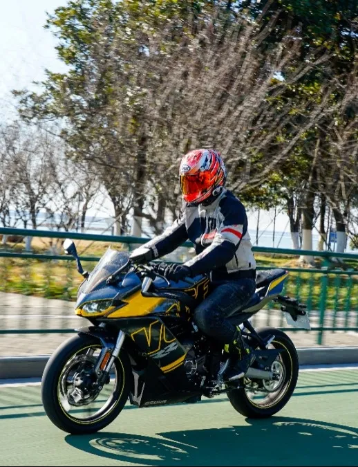 提速更快震動更低，國產250小跑車中頂級選手—無極250RR測評