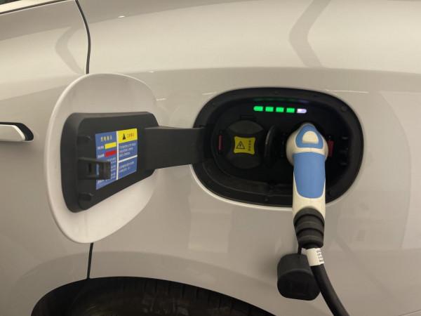 20多萬華為賽力斯SF5汽車實體店初體驗，能超越特斯拉？